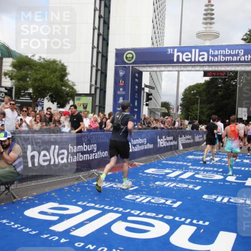 29.06.2025 - hella hamburg halbmarathon Michael Strokosch http://msf.ph/oto/8183181 29.06.2025 10:41:41 Ziel 8358, 9640, 9885, 10894, 13457, 13714, 14275, 16084, 18442, 18491 meine-sportfotos.de