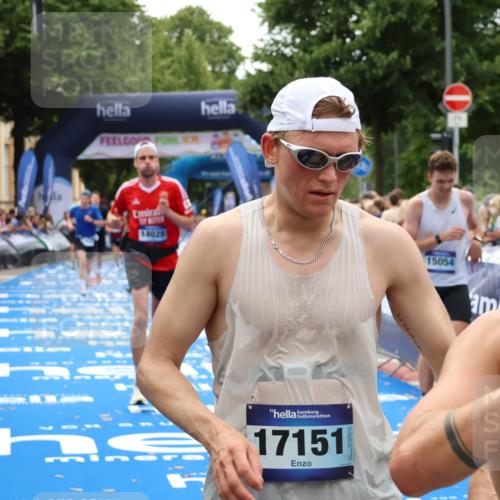29.06.2025 - hella hamburg halbmarathon Zöllner http://msf.ph/oto/8183207 29.06.2025 10:32:51 Ziel 6358, 7965, 8062, 13686, 14028, 15054, 16425, 17151, 18687 meine-sportfotos.de