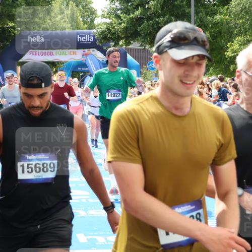 29.06.2025 - hella hamburg halbmarathon Zöllner http://msf.ph/oto/8183223 29.06.2025 10:41:06 Ziel 1136, 2568, 2949, 4871, 6550, 6683, 9358, 9755, 9815, 11062, 11922, 13268, 17100, 17620, 17971, 18045, 18049 meine-sportfotos.de