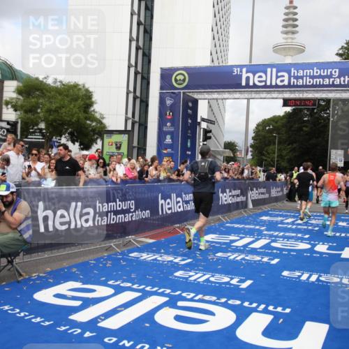 29.06.2025 - hella hamburg halbmarathon Michael Strokosch http://msf.ph/oto/8183224 29.06.2025 10:41:41 Ziel 8358, 9640, 9885, 10894, 13457, 13714, 14275, 16084, 18442, 18491 meine-sportfotos.de