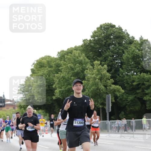 29.06.2025 - hella hamburg halbmarathon Jannik Wohlers http://msf.ph/oto/8183233 29.06.2025 10:23:15 Lombardsbrücke 1048, 1304, 2125, 4391, 4646, 5160, 5406, 6747, 7029, 8031, 8181, 8676, 9715, 10649, 11300, 11454, 11793, 12874, 13149, 14512, 14521, 15709, 15739, 15853, 16185, 16251, 16331, 17199, 17385, 18070, 18071, 18089, 18314, 18402, 18818, 18865 meine-sportfotos.de