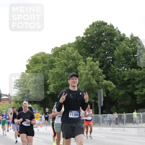 29.06.2025 - hella hamburg halbmarathon Jannik Wohlers http://msf.ph/oto/8183239 29.06.2025 10:23:15 Lombardsbrücke 1048, 1304, 2125, 4391, 4646, 5160, 5406, 6747, 7029, 8031, 8181, 8676, 9715, 10649, 11300, 11454, 11793, 12874, 13149, 14512, 14521, 15709, 15739, 15853, 16185, 16251, 16331, 17199, 17385, 18070, 18071, 18089, 18314, 18402, 18818, 18865 meine-sportfotos.de