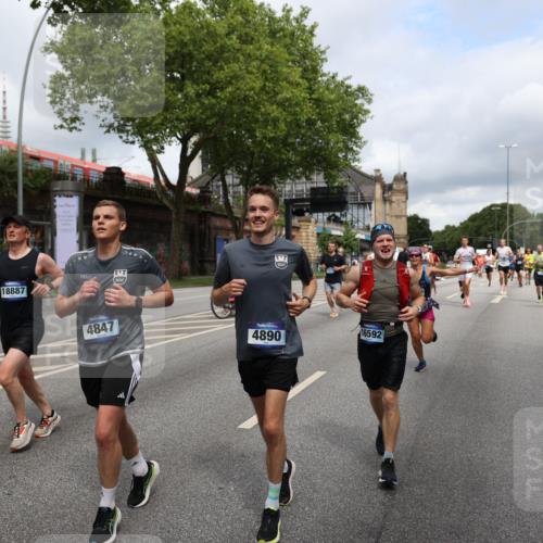 29.06.2025 - hella hamburg halbmarathon Yannick Fuchs http://msf.ph/oto/8183266 29.06.2025 10:43:19 20KM 1094, 1342, 1381, 1452, 1476, 2260, 2592, 2596, 2706, 3060, 3985, 4183, 4185, 4847, 4890, 5705, 6158, 6389, 7067, 7297, 8112, 8302, 8821, 9038, 9213, 9649, 9661, 9695, 10053, 10184, 10859, 10860, 11340, 11519, 11579, 11679, 11779, 11977, 12094, 12421, 12533, 13009, 13183, 13233, 13269, 13450, 13688, 15384, 15422, 15857, 15894, 16369, 16592, 16627, 17173, 17632, 17745, 18598, 18842, 18873, 18887 meine-sportfotos.de