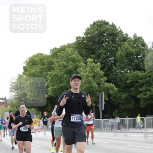 29.06.2025 - hella hamburg halbmarathon Jannik Wohlers http://msf.ph/oto/8183277 29.06.2025 10:23:15 Lombardsbrücke 1048, 1304, 2125, 4391, 4646, 5160, 5406, 6747, 7029, 8031, 8181, 8676, 9715, 10649, 11300, 11454, 11793, 12874, 13149, 14512, 14521, 15709, 15739, 15853, 16185, 16251, 16331, 17199, 17385, 18070, 18071, 18089, 18314, 18402, 18818, 18865 meine-sportfotos.de