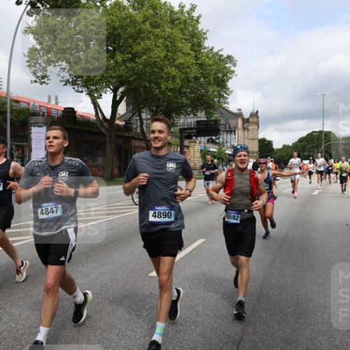 29.06.2025 - hella hamburg halbmarathon Yannick Fuchs http://msf.ph/oto/8183287 29.06.2025 10:43:20 20KM 1094, 1342, 1381, 1452, 1476, 2260, 2592, 2596, 2706, 2889, 3060, 3985, 4183, 4185, 4847, 4890, 5705, 6158, 7067, 7297, 8112, 8302, 8821, 9038, 9126, 9213, 9649, 9661, 9695, 10053, 10184, 10859, 10860, 11340, 11519, 11579, 11679, 11779, 11977, 12094, 12421, 12533, 13009, 13183, 13233, 13269, 13450, 13688, 15384, 15422, 15857, 15894, 16114, 16369, 16592, 16627, 17173, 17632, 18598, 18842, 18873, 18887 meine-sportfotos.de