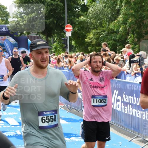 29.06.2025 - hella hamburg halbmarathon Zöllner http://msf.ph/oto/8183306 29.06.2025 10:41:10 Ziel 1136, 2568, 2949, 3618, 4380, 4871, 5709, 6683, 8122, 9358, 9659, 9815, 13268, 17100, 17620, 17971, 18045, 18049 meine-sportfotos.de