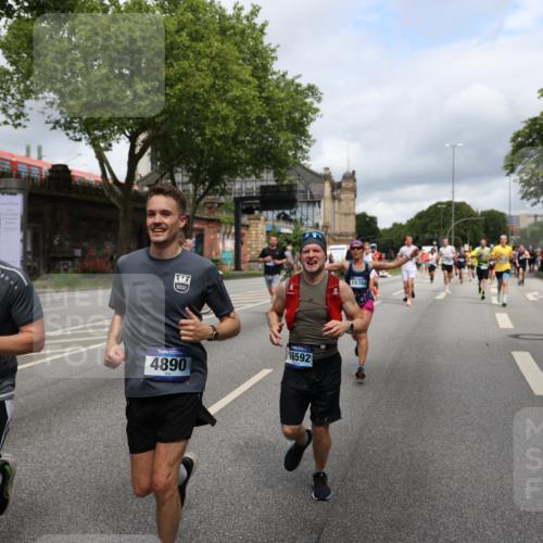 29.06.2025 - hella hamburg halbmarathon Yannick Fuchs http://msf.ph/oto/8183329 29.06.2025 10:43:20 20KM 1094, 1342, 1381, 1452, 1476, 2260, 2592, 2596, 2706, 2889, 3060, 3985, 4183, 4185, 4847, 4890, 5705, 6158, 7067, 7297, 8112, 8302, 8821, 9038, 9126, 9213, 9649, 9661, 9695, 10053, 10184, 10859, 10860, 11340, 11519, 11579, 11679, 11779, 11977, 12094, 12421, 12533, 13009, 13183, 13233, 13269, 13450, 13688, 15384, 15422, 15857, 15894, 16114, 16369, 16592, 16627, 17173, 17632, 18598, 18842, 18873, 18887 meine-sportfotos.de