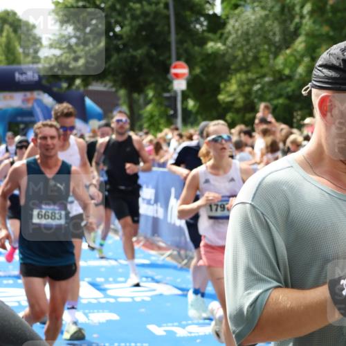 29.06.2025 - hella hamburg halbmarathon Zöllner http://msf.ph/oto/8183337 29.06.2025 10:41:11 Ziel 1136, 2568, 3332, 3618, 4380, 4871, 5709, 6683, 8122, 9358, 9659, 9815, 12895, 13268, 17100, 17620, 17971, 18045, 18049 meine-sportfotos.de