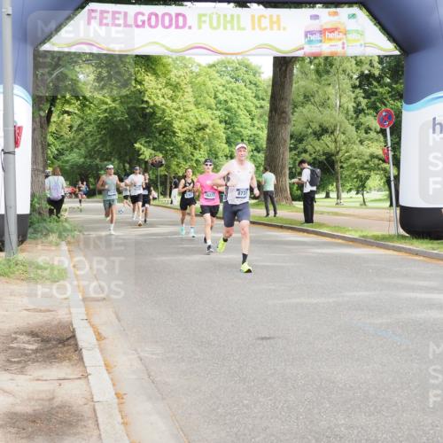 29.06.2025 - hella hamburg halbmarathon MichiJ http://msf.ph/oto/8183516 29.06.2025 10:17:51 Zwischen KM18-KM19 4678, 7651, 8731, 12529, 15576, 17354, 18567, 19042 meine-sportfotos.de