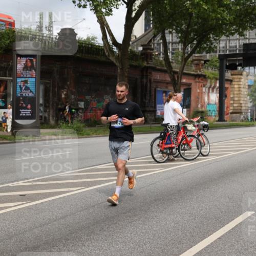29.06.2025 - hella hamburg halbmarathon Yannick Fuchs http://msf.ph/oto/8183550 29.06.2025 10:43:22 20KM 1094, 1342, 1381, 1452, 1476, 2260, 2504, 2592, 2596, 2706, 2889, 3060, 4183, 4185, 4847, 4890, 5460, 5705, 6158, 7067, 7297, 8112, 8302, 8821, 9038, 9126, 9213, 9463, 9649, 9661, 9695, 10053, 10184, 10859, 10860, 11340, 11519, 11579, 11679, 11779, 11977, 12094, 12421, 12533, 13009, 13183, 13233, 13269, 13450, 13688, 15384, 15422, 15523, 15857, 15894, 16114, 16369, 16592, 16627, 17173, 17632, 18598, 18842, 18873, 18887 meine-sportfotos.de