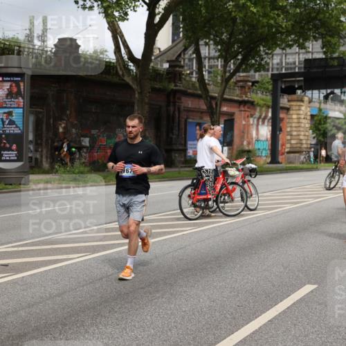 29.06.2025 - hella hamburg halbmarathon Yannick Fuchs http://msf.ph/oto/8183560 29.06.2025 10:43:22 20KM 1094, 1342, 1381, 1452, 1476, 2260, 2504, 2592, 2596, 2706, 2889, 3060, 4183, 4185, 4847, 4890, 5460, 5705, 6158, 7067, 7297, 8112, 8302, 8821, 9038, 9126, 9213, 9463, 9649, 9661, 9695, 10053, 10184, 10859, 10860, 11340, 11519, 11579, 11679, 11779, 11977, 12094, 12421, 12533, 13009, 13183, 13233, 13269, 13450, 13688, 15384, 15422, 15523, 15857, 15894, 16114, 16369, 16592, 16627, 17173, 17632, 18598, 18842, 18873, 18887 meine-sportfotos.de