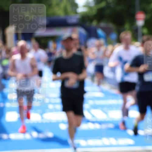 29.06.2025 - hella hamburg halbmarathon Zöllner http://msf.ph/oto/8183601 29.06.2025 10:41:20 Ziel 1570, 3332, 4205, 4303, 5387, 6901, 9711, 10375, 12434, 12895, 13876, 17834, 18764 meine-sportfotos.de