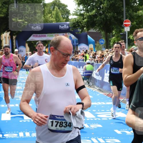 29.06.2025 - hella hamburg halbmarathon Zöllner http://msf.ph/oto/8183647 29.06.2025 10:41:21 Ziel 1570, 4205, 4303, 5387, 6771, 6901, 7432, 9711, 10375, 12434, 13876, 16816, 17834, 18764 meine-sportfotos.de