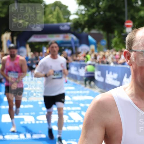29.06.2025 - hella hamburg halbmarathon Zöllner http://msf.ph/oto/8183667 29.06.2025 10:41:22 Ziel 1570, 4303, 5387, 6771, 6901, 7432, 9711, 10783, 12434, 13876, 16816, 18764 meine-sportfotos.de