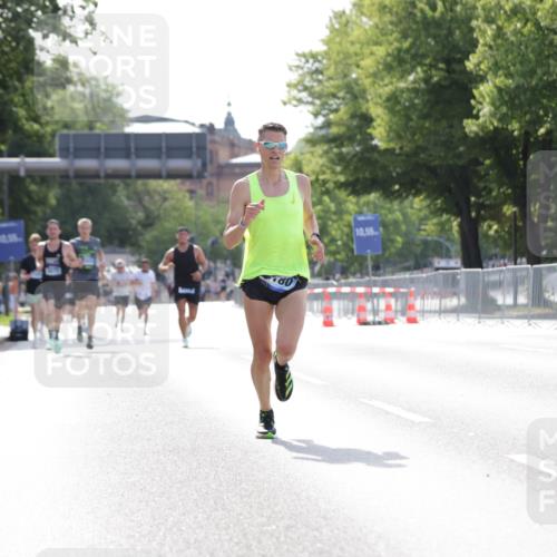 29.06.2025 - hella hamburg halbmarathon Jannik Wohlers http://msf.ph/oto/8183733 29.06.2025 09:43:05 Lombardsbrücke 1271, 2180, 6090, 7380, 9565, 9767, 10867, 13374, 14757, 15483, 15671, 18328, 18693, 18695, 18989 meine-sportfotos.de
