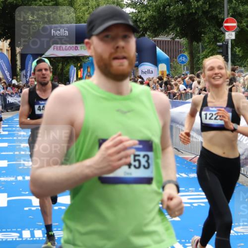 29.06.2025 - hella hamburg halbmarathon Zöllner http://msf.ph/oto/8183779 29.06.2025 10:33:02 Ziel 4463, 11169, 12290, 18679, 19059 meine-sportfotos.de