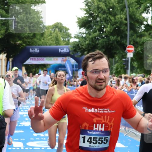 29.06.2025 - hella hamburg halbmarathon Zöllner http://msf.ph/oto/8183858 29.06.2025 10:41:34 Ziel 2579, 2797, 3204, 4893, 5987, 7774, 7796, 8358, 9885, 10894, 12588, 13457, 14275, 14555, 16084, 17159, 17882, 18412, 18442, 18491 meine-sportfotos.de