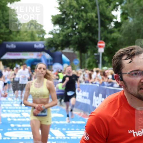 29.06.2025 - hella hamburg halbmarathon Zöllner http://msf.ph/oto/8183870 29.06.2025 10:41:34 Ziel 2579, 2797, 3204, 4893, 5987, 7774, 7796, 8358, 9885, 10894, 12588, 13457, 14275, 14555, 16084, 17159, 17882, 18412, 18442, 18491 meine-sportfotos.de