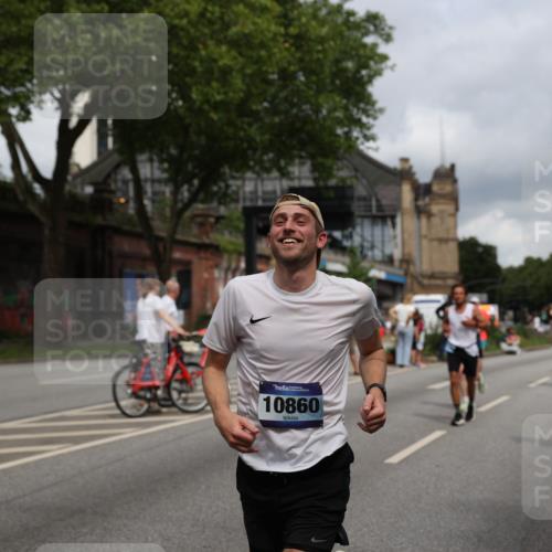 29.06.2025 - hella hamburg halbmarathon Yannick Fuchs http://msf.ph/oto/8183900 29.06.2025 10:43:26 20KM 1094, 1342, 1381, 1452, 1476, 2013, 2504, 2592, 2596, 2706, 2889, 2937, 3060, 4017, 4183, 4185, 4832, 4847, 4890, 5460, 5705, 6158, 7067, 7297, 8112, 8302, 8821, 9038, 9126, 9213, 9463, 9619, 9649, 9695, 9924, 10053, 10184, 10859, 10860, 11340, 11519, 11579, 11679, 11779, 11819, 11977, 12094, 12421, 12533, 12670, 13233, 13269, 13688, 14526, 15422, 15523, 15857, 15894, 16114, 16369, 16592, 16627, 16731, 17173, 17632, 18058, 18842, 18873, 18887 meine-sportfotos.de