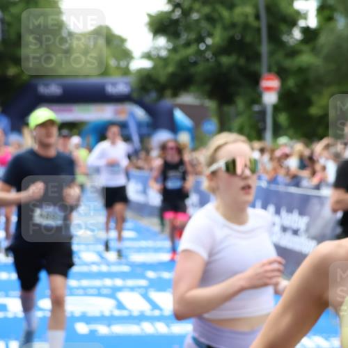 29.06.2025 - hella hamburg halbmarathon Zöllner http://msf.ph/oto/8183905 29.06.2025 10:41:36 Ziel 2579, 4893, 5987, 8358, 9885, 10894, 12588, 13457, 13714, 14275, 16084, 17159, 17882, 18442, 18491 meine-sportfotos.de