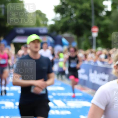 29.06.2025 - hella hamburg halbmarathon Zöllner http://msf.ph/oto/8183927 29.06.2025 10:41:36 Ziel 2579, 4893, 5987, 8358, 9885, 10894, 12588, 13457, 13714, 14275, 16084, 17159, 17882, 18442, 18491 meine-sportfotos.de