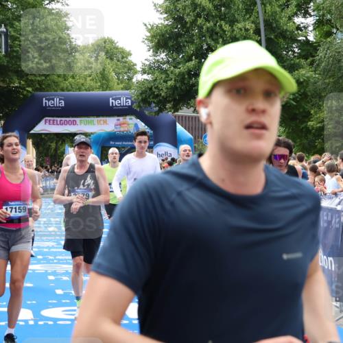 29.06.2025 - hella hamburg halbmarathon Zöllner http://msf.ph/oto/8183943 29.06.2025 10:41:37 Ziel 2579, 5987, 8358, 9885, 10894, 12588, 13457, 13714, 14275, 16084, 17159, 18442, 18491 meine-sportfotos.de