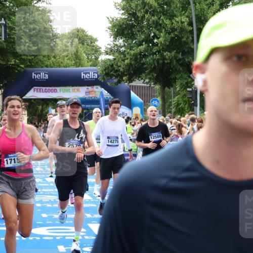 29.06.2025 - hella hamburg halbmarathon Zöllner http://msf.ph/oto/8183957 29.06.2025 10:41:38 Ziel 2579, 5987, 8358, 9885, 10894, 12588, 13457, 13714, 14275, 16084, 17159, 18442, 18491 meine-sportfotos.de