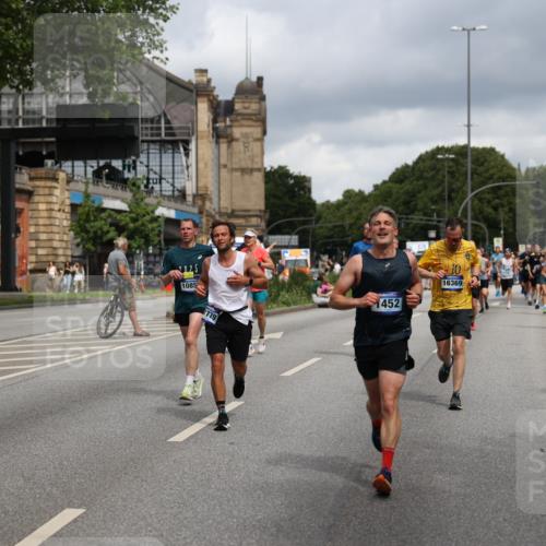 29.06.2025 - hella hamburg halbmarathon Yannick Fuchs http://msf.ph/oto/8183995 29.06.2025 10:43:27 20KM 1094, 1342, 1381, 1452, 1476, 2013, 2504, 2592, 2596, 2706, 2889, 2937, 3060, 4017, 4183, 4185, 4832, 5460, 5705, 6158, 7067, 7297, 8112, 8302, 8821, 9038, 9126, 9213, 9463, 9619, 9649, 9695, 9924, 10053, 10184, 10859, 10860, 11340, 11519, 11579, 11679, 11779, 11819, 11977, 12094, 12421, 12533, 12670, 13233, 13269, 13688, 14526, 15422, 15523, 15857, 15894, 16114, 16369, 16592, 16627, 16653, 16731, 16891, 17173, 17632, 18058, 18842, 18873 meine-sportfotos.de