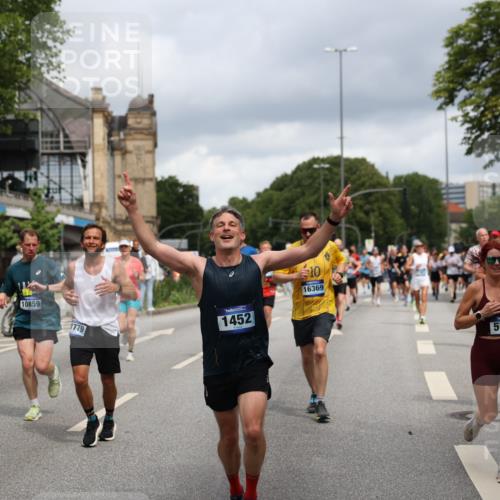 29.06.2025 - hella hamburg halbmarathon Yannick Fuchs http://msf.ph/oto/8184038 29.06.2025 10:43:27 20KM 1094, 1342, 1381, 1452, 1476, 2013, 2504, 2592, 2596, 2706, 2889, 2937, 3060, 4017, 4183, 4185, 4832, 5460, 5705, 6158, 7067, 7297, 8112, 8302, 8821, 9038, 9126, 9213, 9463, 9619, 9649, 9695, 9924, 10053, 10184, 10859, 10860, 11340, 11519, 11579, 11679, 11779, 11819, 11977, 12094, 12421, 12533, 12670, 13233, 13269, 13688, 14526, 15422, 15523, 15857, 15894, 16114, 16369, 16592, 16627, 16653, 16731, 16891, 17173, 17632, 18058, 18842, 18873 meine-sportfotos.de