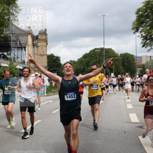 29.06.2025 - hella hamburg halbmarathon Yannick Fuchs http://msf.ph/oto/8184058 29.06.2025 10:43:27 20KM 1094, 1342, 1381, 1452, 1476, 2013, 2504, 2592, 2596, 2706, 2889, 2937, 3060, 4017, 4183, 4185, 4832, 5460, 5705, 6158, 7067, 7297, 8112, 8302, 8821, 9038, 9126, 9213, 9463, 9619, 9649, 9695, 9924, 10053, 10184, 10859, 10860, 11340, 11519, 11579, 11679, 11779, 11819, 11977, 12094, 12421, 12533, 12670, 13233, 13269, 13688, 14526, 15422, 15523, 15857, 15894, 16114, 16369, 16592, 16627, 16653, 16731, 16891, 17173, 17632, 18058, 18842, 18873 meine-sportfotos.de
