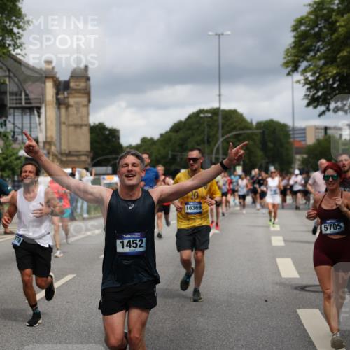 29.06.2025 - hella hamburg halbmarathon Yannick Fuchs http://msf.ph/oto/8184127 29.06.2025 10:43:27 20KM 1094, 1342, 1381, 1452, 1476, 2013, 2504, 2592, 2596, 2706, 2889, 2937, 3060, 4017, 4183, 4185, 4832, 5460, 5705, 6158, 7067, 7297, 8112, 8302, 8821, 9038, 9126, 9213, 9463, 9619, 9649, 9695, 9924, 10053, 10184, 10859, 10860, 11340, 11519, 11579, 11679, 11779, 11819, 11977, 12094, 12421, 12533, 12670, 13233, 13269, 13688, 14526, 15422, 15523, 15857, 15894, 16114, 16369, 16592, 16627, 16653, 16731, 16891, 17173, 17632, 18058, 18842, 18873 meine-sportfotos.de