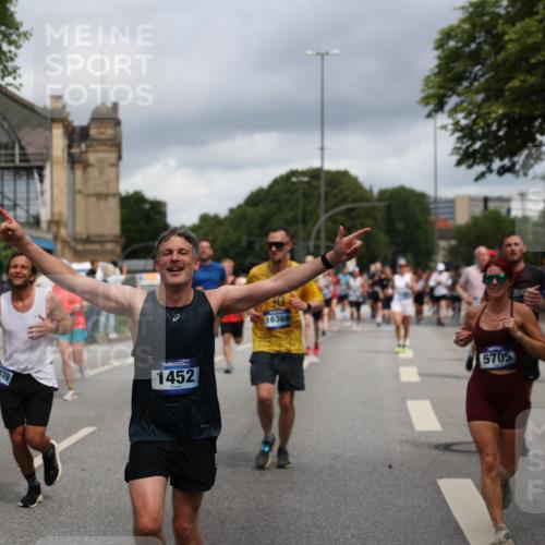 29.06.2025 - hella hamburg halbmarathon Yannick Fuchs http://msf.ph/oto/8184136 29.06.2025 10:43:27 20KM 1094, 1342, 1381, 1452, 1476, 2013, 2504, 2592, 2596, 2706, 2889, 2937, 3060, 4017, 4183, 4185, 4832, 5460, 5705, 6158, 7067, 7297, 8112, 8302, 8821, 9038, 9126, 9213, 9463, 9619, 9649, 9695, 9924, 10053, 10184, 10859, 10860, 11340, 11519, 11579, 11679, 11779, 11819, 11977, 12094, 12421, 12533, 12670, 13233, 13269, 13688, 14526, 15422, 15523, 15857, 15894, 16114, 16369, 16592, 16627, 16653, 16731, 16891, 17173, 17632, 18058, 18842, 18873 meine-sportfotos.de