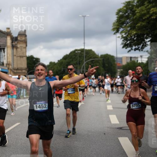29.06.2025 - hella hamburg halbmarathon Yannick Fuchs http://msf.ph/oto/8184146 29.06.2025 10:43:27 20KM 1094, 1342, 1381, 1452, 1476, 2013, 2504, 2592, 2596, 2706, 2889, 2937, 3060, 4017, 4183, 4185, 4832, 5460, 5705, 6158, 7067, 7297, 8112, 8302, 8821, 9038, 9126, 9213, 9463, 9619, 9649, 9695, 9924, 10053, 10184, 10859, 10860, 11340, 11519, 11579, 11679, 11779, 11819, 11977, 12094, 12421, 12533, 12670, 13233, 13269, 13688, 14526, 15422, 15523, 15857, 15894, 16114, 16369, 16592, 16627, 16653, 16731, 16891, 17173, 17632, 18058, 18842, 18873 meine-sportfotos.de