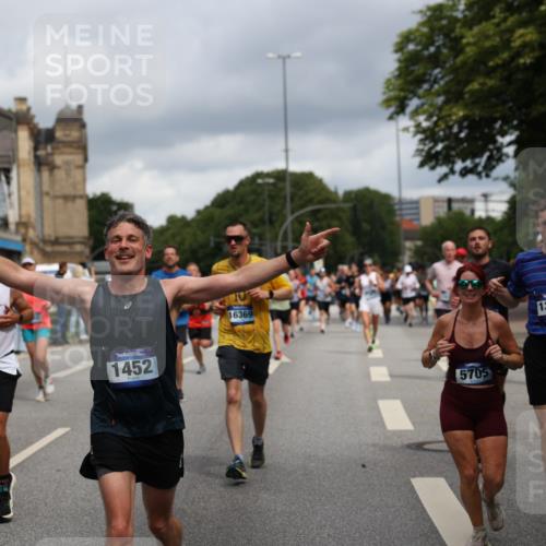 29.06.2025 - hella hamburg halbmarathon Yannick Fuchs http://msf.ph/oto/8184160 29.06.2025 10:43:28 20KM 1094, 1342, 1381, 1452, 1476, 2013, 2504, 2592, 2596, 2706, 2889, 2937, 3060, 4017, 4183, 4185, 4832, 5460, 5705, 6158, 7067, 7297, 8112, 8302, 8821, 9038, 9126, 9213, 9463, 9619, 9649, 9695, 9924, 10053, 10184, 10859, 10860, 11340, 11519, 11579, 11679, 11779, 11819, 11977, 12094, 12421, 12533, 12670, 13233, 13269, 13688, 14526, 15422, 15523, 15857, 15894, 16114, 16369, 16627, 16653, 16731, 16891, 17173, 17632, 17753, 18058, 18842, 18873 meine-sportfotos.de