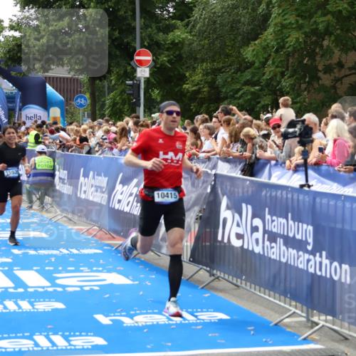 29.06.2025 - hella hamburg halbmarathon Zöllner http://msf.ph/oto/8184303 29.06.2025 10:41:55 Ziel 1169, 7092, 10415, 11765, 15521, 15935, 16507 meine-sportfotos.de