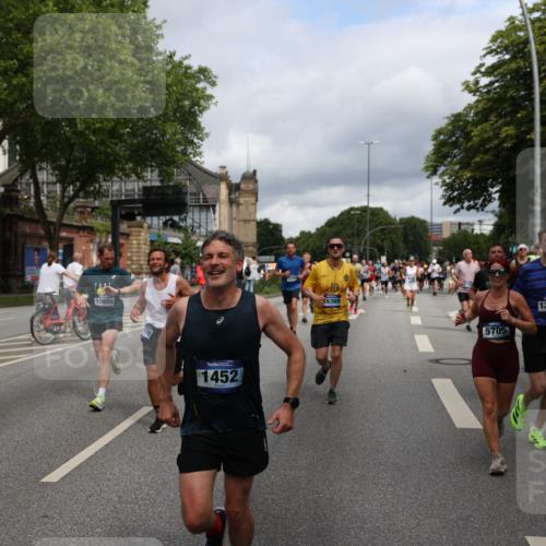29.06.2025 - hella hamburg halbmarathon Yannick Fuchs http://msf.ph/oto/8184307 29.06.2025 10:43:28 20KM 1094, 1342, 1381, 1452, 1476, 2013, 2504, 2592, 2596, 2706, 2889, 2937, 3060, 4017, 4183, 4185, 4832, 5460, 5705, 6158, 7067, 7297, 8112, 8302, 8821, 9038, 9126, 9213, 9463, 9619, 9649, 9695, 9924, 10053, 10184, 10859, 10860, 11340, 11519, 11579, 11679, 11779, 11819, 11977, 12094, 12421, 12533, 12670, 13233, 13269, 13688, 14526, 15422, 15523, 15857, 15894, 16114, 16369, 16627, 16653, 16731, 16891, 17173, 17632, 17753, 18058, 18842, 18873 meine-sportfotos.de