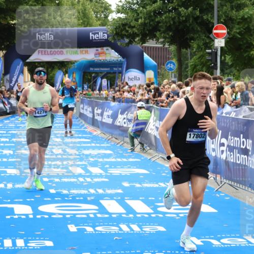 29.06.2025 - hella hamburg halbmarathon Zöllner http://msf.ph/oto/8184366 29.06.2025 10:33:13 Ziel 1910, 6473, 14276, 17802 meine-sportfotos.de