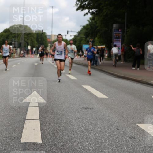 29.06.2025 - hella hamburg halbmarathon Yannick Fuchs http://msf.ph/oto/8184381 29.06.2025 10:29:05 20KM 1080, 2228, 2879, 3005, 5550, 6305, 7534, 7884, 7901, 9376, 9519, 11019, 11202, 11230, 11661, 13771, 14448, 14549, 15500, 15902, 16148, 16417, 17751, 17877, 18026, 18837 meine-sportfotos.de