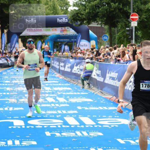 29.06.2025 - hella hamburg halbmarathon Zöllner http://msf.ph/oto/8184399 29.06.2025 10:33:13 Ziel 1910, 6473, 14276, 17802 meine-sportfotos.de