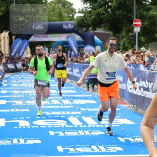 29.06.2025 - hella hamburg halbmarathon Zöllner http://msf.ph/oto/8184404 29.06.2025 10:41:58 Ziel 1169, 7092, 7363, 8694, 15521, 16507 meine-sportfotos.de