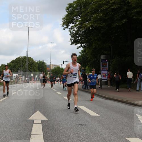 29.06.2025 - hella hamburg halbmarathon Yannick Fuchs http://msf.ph/oto/8184406 29.06.2025 10:29:06 20KM 1080, 2228, 2879, 3005, 5550, 6305, 7534, 7884, 7901, 9376, 9519, 11019, 11202, 11230, 11661, 13771, 14448, 14549, 15500, 15902, 16148, 16417, 17751, 17877, 18026, 18837 meine-sportfotos.de