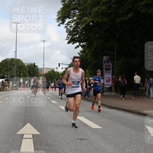 29.06.2025 - hella hamburg halbmarathon Yannick Fuchs http://msf.ph/oto/8184411 29.06.2025 10:29:06 20KM 1080, 2228, 2879, 3005, 5550, 6305, 7534, 7884, 7901, 9376, 9519, 11019, 11202, 11230, 11661, 13771, 14448, 14549, 15500, 15902, 16148, 16417, 17751, 17877, 18026, 18837 meine-sportfotos.de