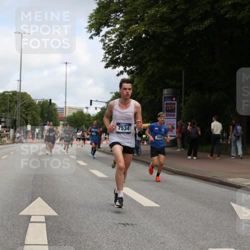 29.06.2025 - hella hamburg halbmarathon Yannick Fuchs http://msf.ph/oto/8184429 29.06.2025 10:29:06 20KM 1080, 2228, 2879, 3005, 5550, 6305, 7534, 7884, 7901, 9376, 9519, 11019, 11202, 11230, 11661, 13771, 14448, 14549, 15500, 15902, 16148, 16417, 17751, 17877, 18026, 18837 meine-sportfotos.de