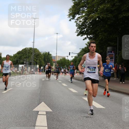 29.06.2025 - hella hamburg halbmarathon Yannick Fuchs http://msf.ph/oto/8184439 29.06.2025 10:29:06 20KM 1080, 2228, 2879, 3005, 5550, 6305, 7534, 7884, 7901, 9376, 9519, 11019, 11202, 11230, 11661, 13771, 14448, 14549, 15500, 15902, 16148, 16417, 17751, 17877, 18026, 18837 meine-sportfotos.de