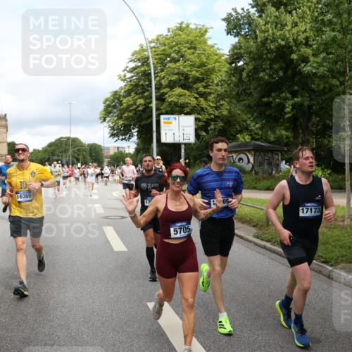 29.06.2025 - hella hamburg halbmarathon Yannick Fuchs http://msf.ph/oto/8184462 29.06.2025 10:43:29 20KM 1094, 1342, 1381, 1452, 1476, 2013, 2504, 2592, 2596, 2706, 2889, 2937, 3060, 4017, 4183, 4185, 4832, 5460, 5705, 6158, 7067, 7297, 7332, 8112, 8302, 8821, 9038, 9126, 9213, 9463, 9619, 9649, 9695, 9924, 10053, 10184, 10859, 10860, 11340, 11519, 11579, 11679, 11779, 11819, 11977, 12094, 12421, 12533, 12670, 13233, 13269, 13688, 14526, 15422, 15523, 15857, 15894, 16114, 16369, 16627, 16653, 16731, 16891, 17173, 17632, 17753, 18058, 18842, 18873 meine-sportfotos.de