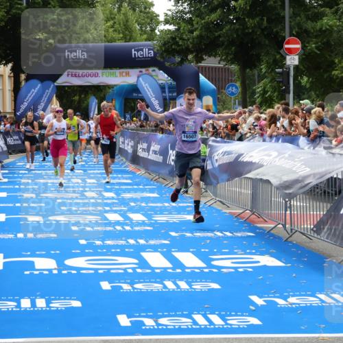 29.06.2025 - hella hamburg halbmarathon Zöllner http://msf.ph/oto/8184486 29.06.2025 10:42:02 Ziel 5690, 6593, 7363, 8694, 11417, 12292, 13196, 15846, 16507, 17864, 17926, 18920, 19046 meine-sportfotos.de