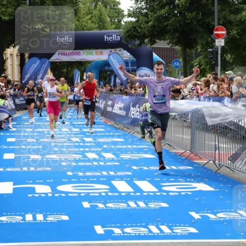 29.06.2025 - hella hamburg halbmarathon Zöllner http://msf.ph/oto/8184493 29.06.2025 10:42:02 Ziel 5690, 6593, 7363, 8694, 11417, 12292, 13196, 15846, 16507, 17864, 17926, 18920, 19046 meine-sportfotos.de