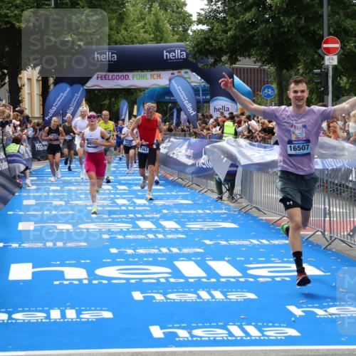 29.06.2025 - hella hamburg halbmarathon Zöllner http://msf.ph/oto/8184511 29.06.2025 10:42:03 Ziel 5690, 6593, 7363, 8694, 11417, 12292, 13196, 15846, 16507, 17864, 17926, 18920, 19046 meine-sportfotos.de