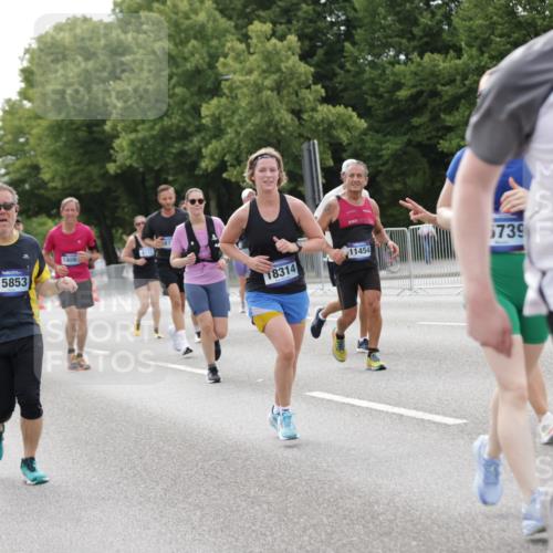 29.06.2025 - hella hamburg halbmarathon Jannik Wohlers http://msf.ph/oto/8184629 29.06.2025 10:23:25 Lombardsbrücke 1304, 1545, 2125, 2489, 4122, 4646, 4990, 5055, 5160, 5358, 5661, 6747, 8031, 8141, 8149, 8181, 8502, 8676, 8717, 9217, 9603, 9715, 10649, 11044, 11300, 11415, 11454, 11793, 13149, 14521, 15739, 15853, 16331, 17385, 17513, 18091, 18314, 18745, 18998, 19017 meine-sportfotos.de