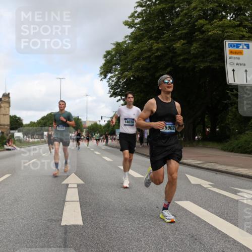 29.06.2025 - hella hamburg halbmarathon Yannick Fuchs http://msf.ph/oto/8184631 29.06.2025 10:29:13 20KM 1002, 1080, 3005, 4477, 5048, 5152, 5550, 6169, 6878, 7534, 7628, 7884, 7901, 9519, 9686, 11202, 11230, 11661, 15902, 16417, 17014, 18026, 18837 meine-sportfotos.de